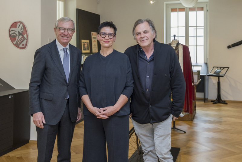 Landeshauptmann Wilfried Haslauer mit Margarethe Lasinger und Markus Hinterhäuser, Intendant der Salzburger Festspiele beim Besuch des Archivs.